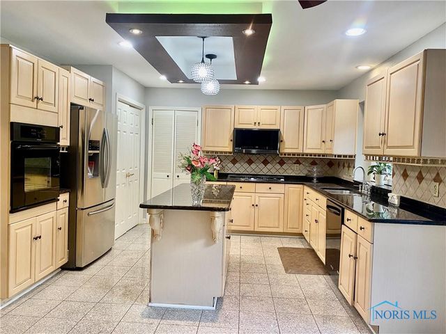 2910 Tracewood Drive, Toledo, OH 43617