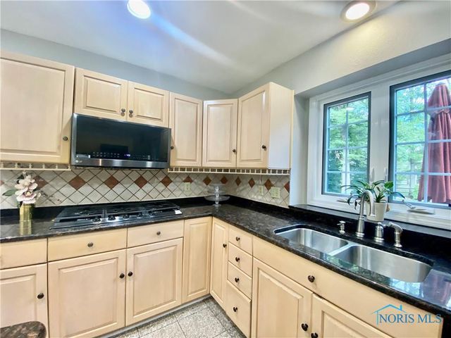 2910 Tracewood Drive, Toledo, OH 43617