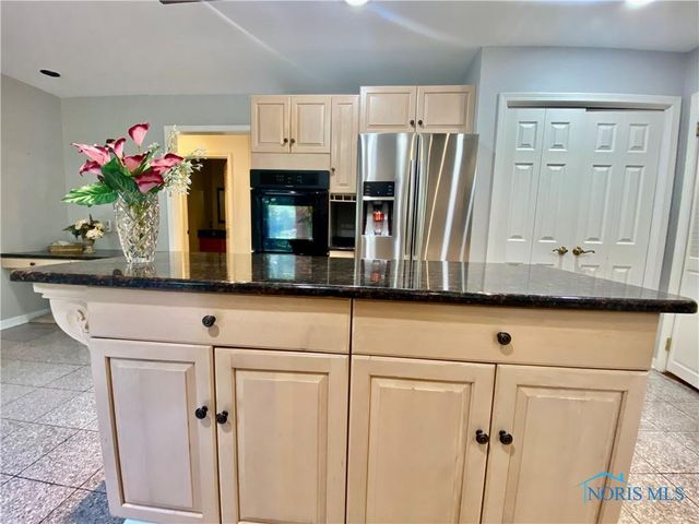 2910 Tracewood Drive, Toledo, OH 43617