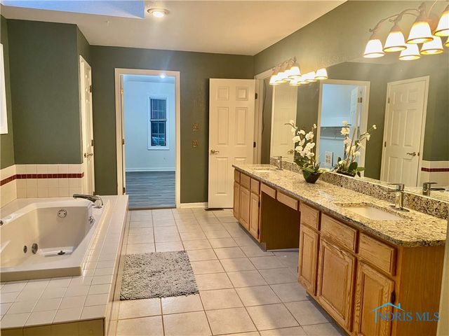 2910 Tracewood Drive, Toledo, OH 43617