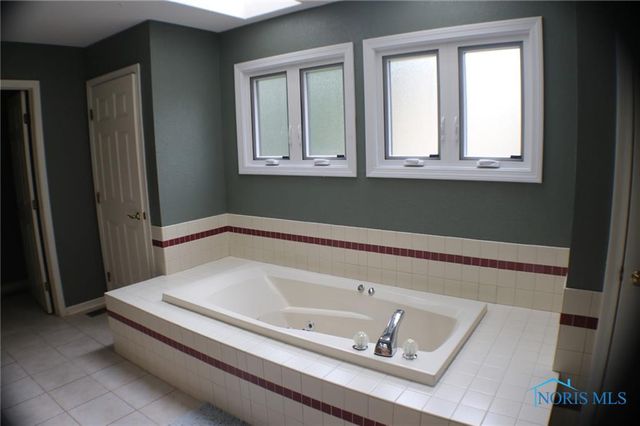 2910 Tracewood Drive, Toledo, OH 43617