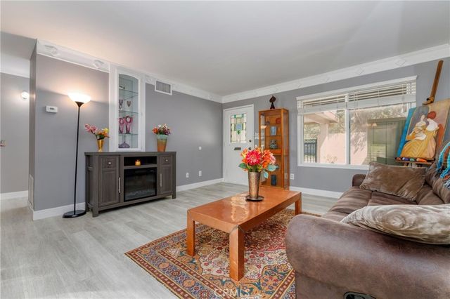19368 Avenue Of The Oaks, Newhall, CA 91321