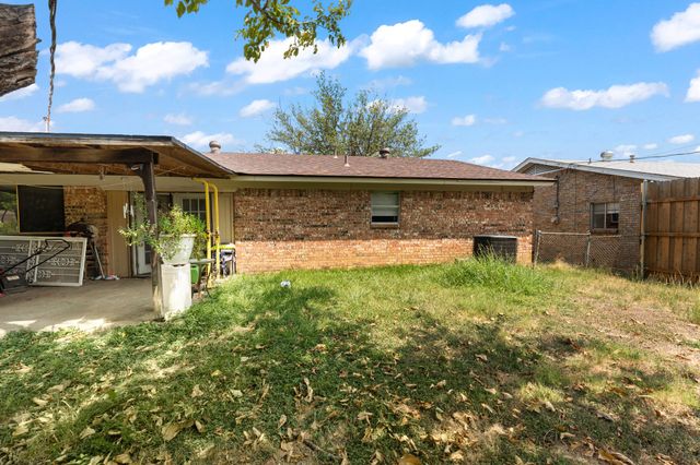 1825 Avenue B, Grand Prairie, TX 75051