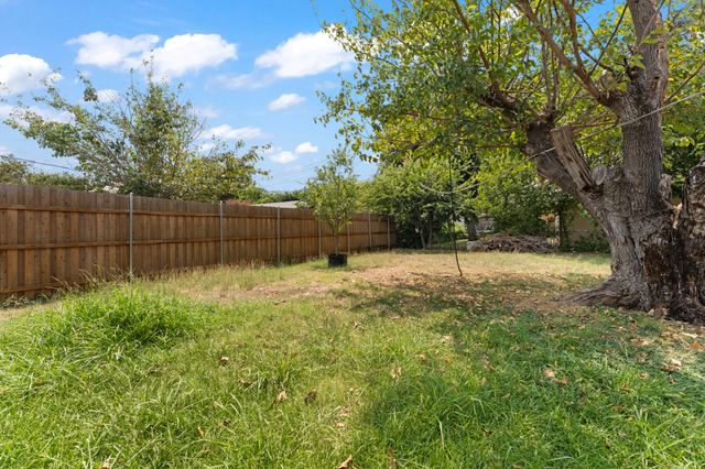 1825 Avenue B, Grand Prairie, TX 75051