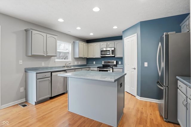 1232 Gleneagle Drive, Indianapolis, IN 46239