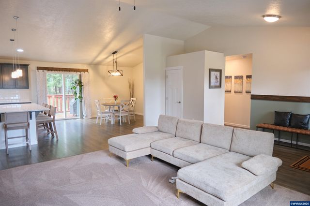 1305 SW Illihe Rd, Dallas, OR 97338