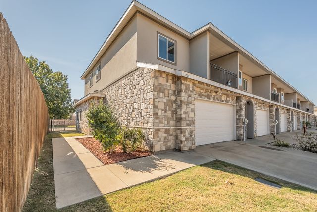 1201 Summerset Lane, Burleson, TX 76028