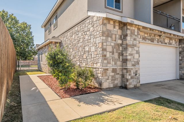 1201 Summerset Lane, Burleson, TX 76028