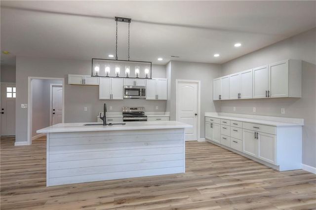 315 NE 51st Road, Warrensburg, MO 64093