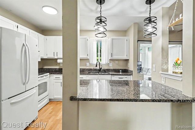 7058 Rolling Hills Drive, Waterford, MI 48327
