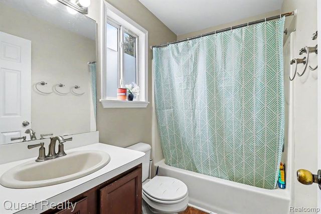 7058 Rolling Hills Drive, Waterford, MI 48327