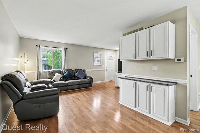 7058 Rolling Hills Drive, Waterford, MI 48327