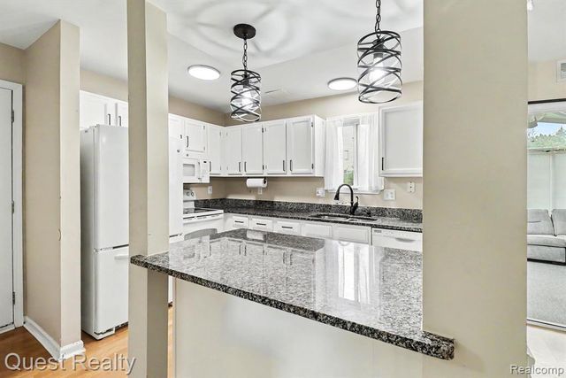 7058 Rolling Hills Drive, Waterford, MI 48327