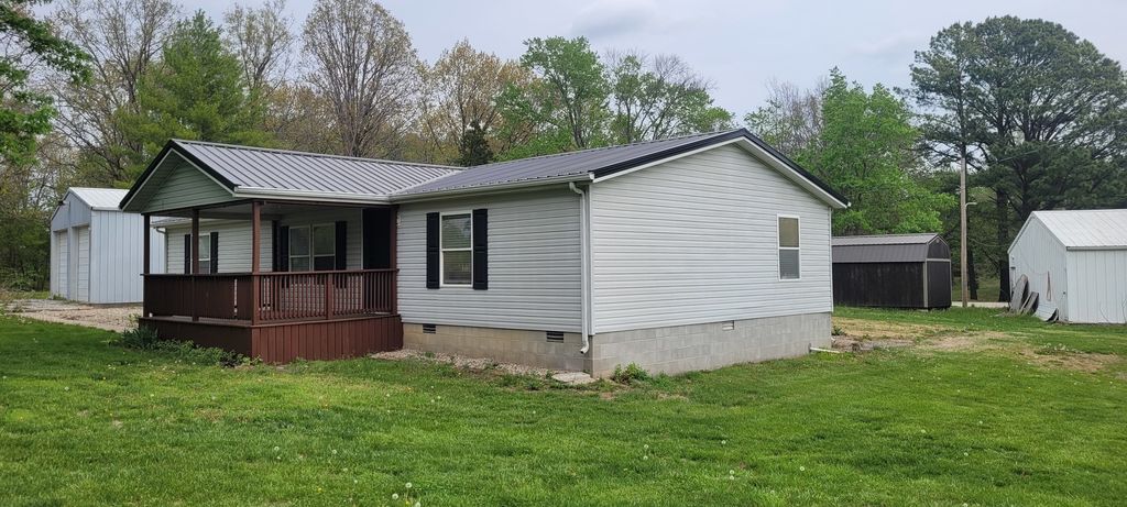 Image 2 of property listing at 11829 E Idlewood Road, Mt Vernon, IL 62864