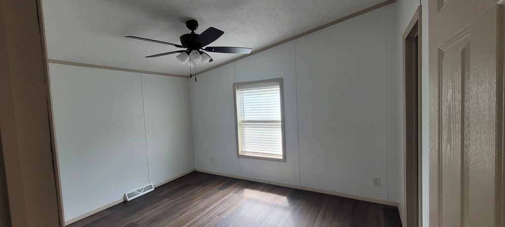 Image 12 of property listing at 11829 E Idlewood Road, Mt Vernon, IL 62864