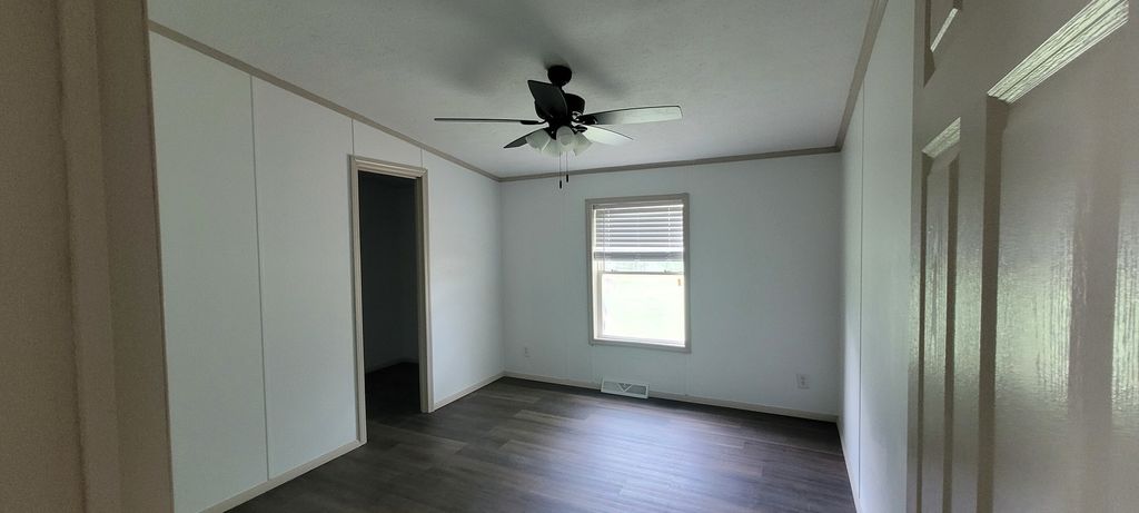 Image 13 of property listing at 11829 E Idlewood Road, Mt Vernon, IL 62864