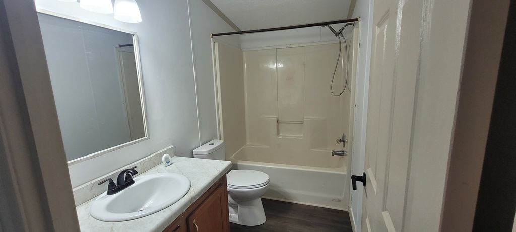 Image 14 of property listing at 11829 E Idlewood Road, Mt Vernon, IL 62864