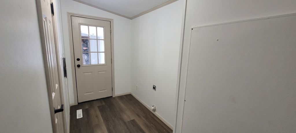 Image 15 of property listing at 11829 E Idlewood Road, Mt Vernon, IL 62864