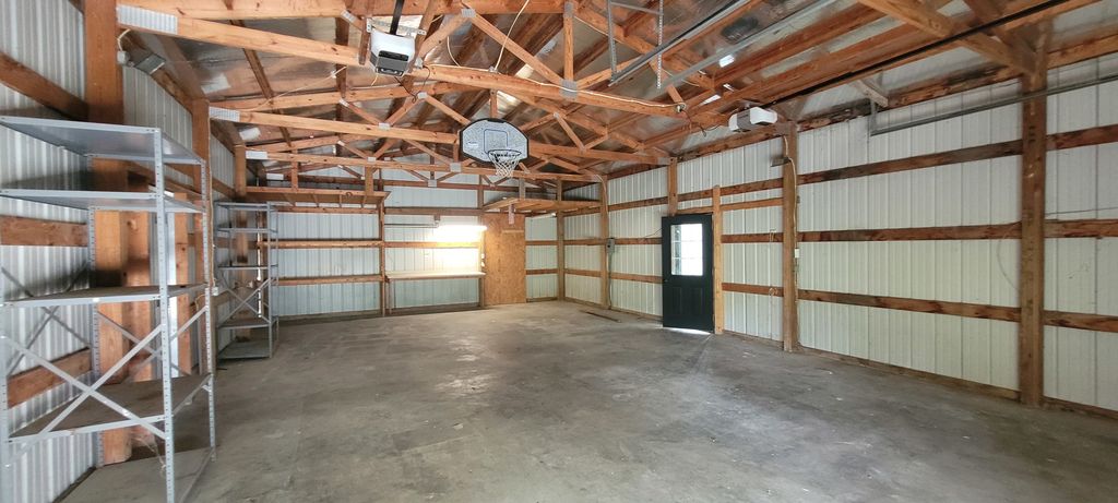 Image 17 of property listing at 11829 E Idlewood Road, Mt Vernon, IL 62864