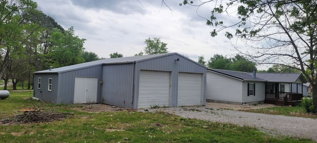 Image 3 of property listing at 11829 E Idlewood Road, Mt Vernon, IL 62864