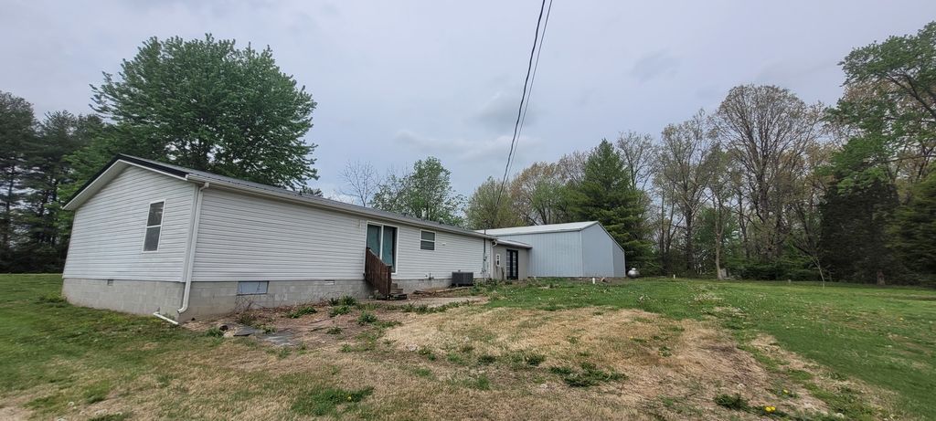 Image 4 of property listing at 11829 E Idlewood Road, Mt Vernon, IL 62864