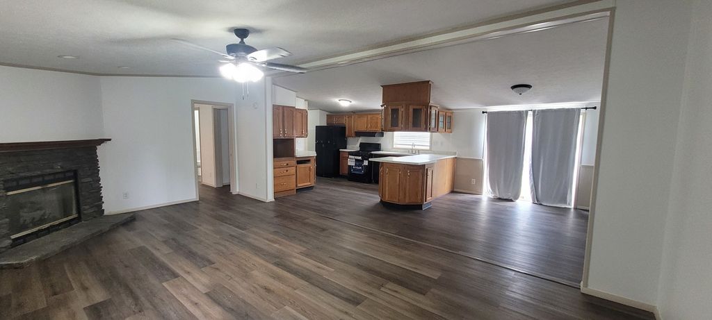 Image 5 of property listing at 11829 E Idlewood Road, Mt Vernon, IL 62864