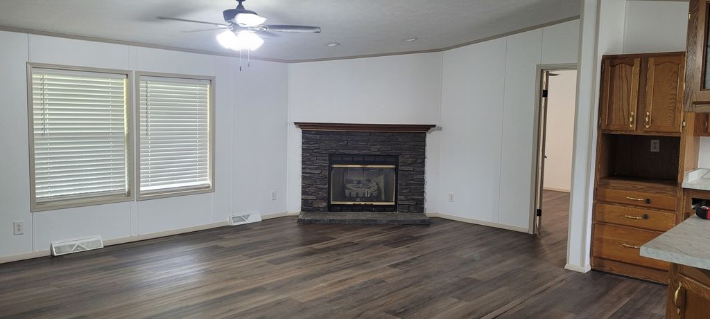 Image 6 of property listing at 11829 E Idlewood Road, Mt Vernon, IL 62864