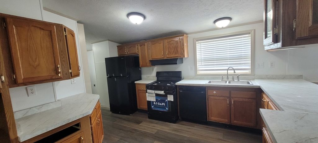 Image 7 of property listing at 11829 E Idlewood Road, Mt Vernon, IL 62864