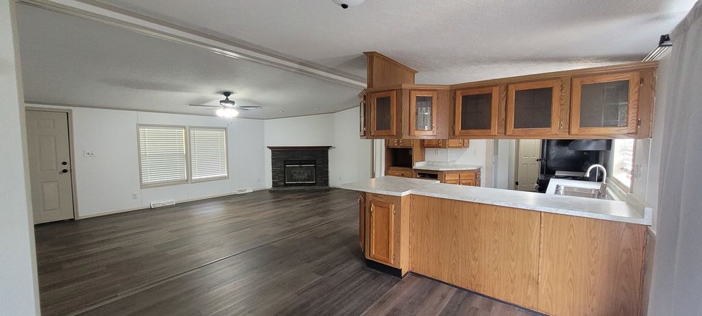 Image 8 of property listing at 11829 E Idlewood Road, Mt Vernon, IL 62864