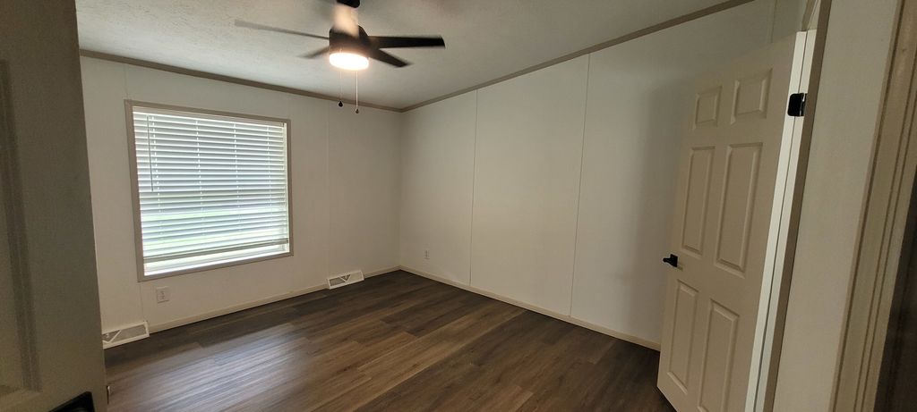 Image 10 of property listing at 11829 E Idlewood Road, Mt Vernon, IL 62864