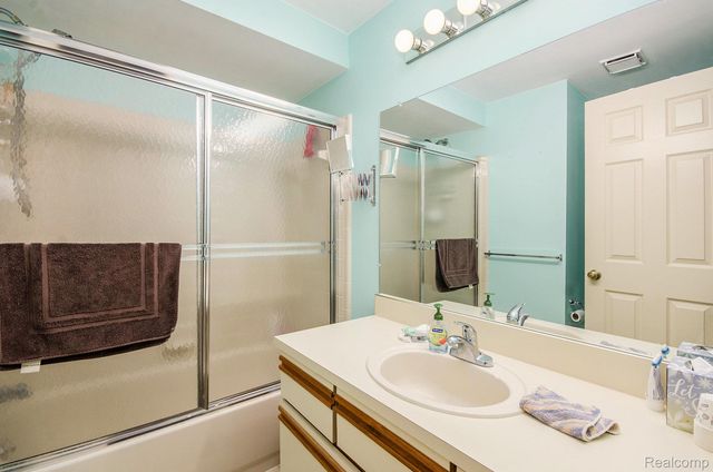 43053 W Kirkwood Drive 30, Clinton Charter Township, MI 48038