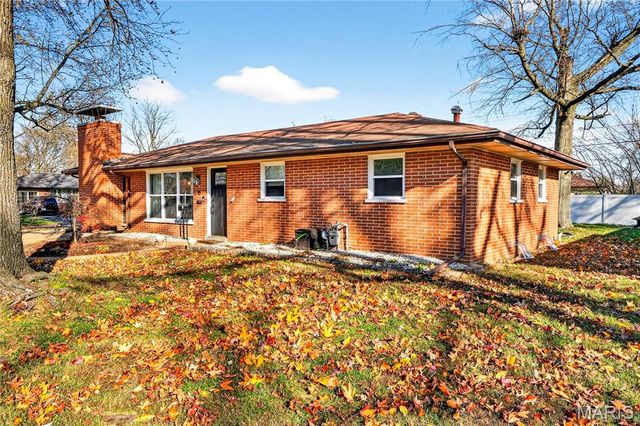 6 Lancelot Drive, Belleville, IL 62226