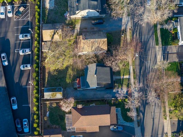 24 Dennis Street, Manhasset, NY 11030