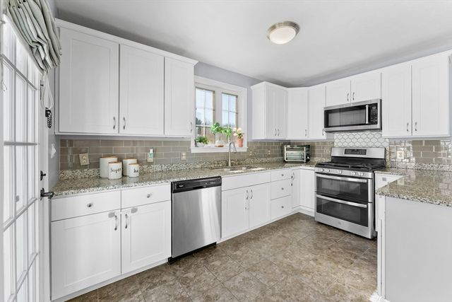 3 Parkview Ln, Brockton, MA 02302