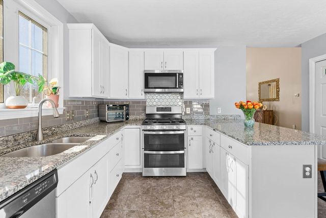 3 Parkview Ln, Brockton, MA 02302