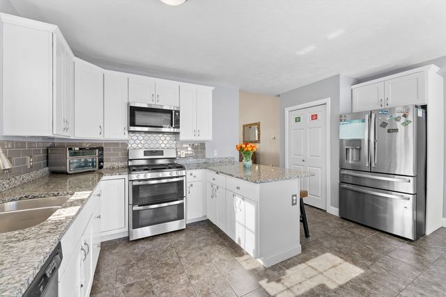 3 Parkview Ln, Brockton, MA 02302