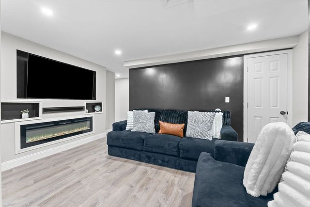 3 Parkview Ln, Brockton, MA 02302