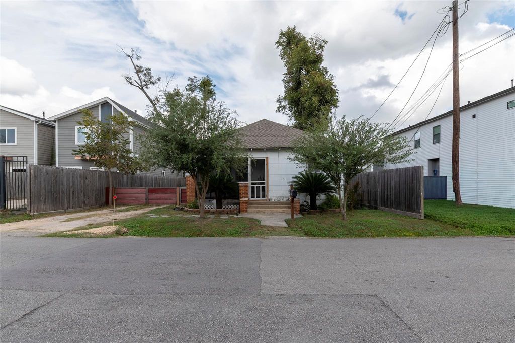 121 E 32nd Street, Houston, TX 77018