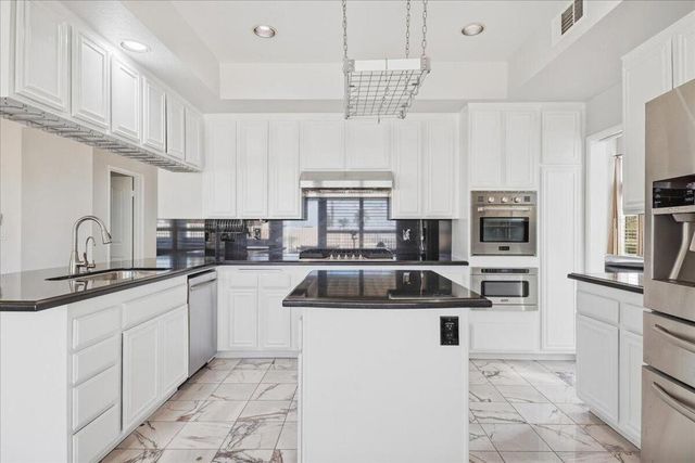 901 Clearwood Avenue, Riverside, CA 92506