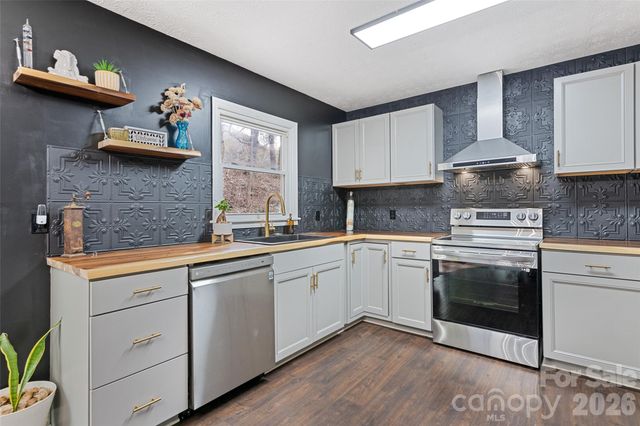 144 Pinehaven Drive, Clyde, NC 28721