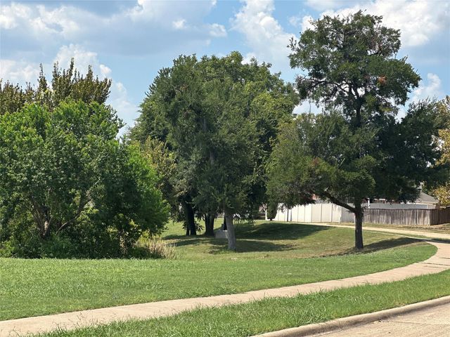 1608 Lakeview, Desoto, TX 75115