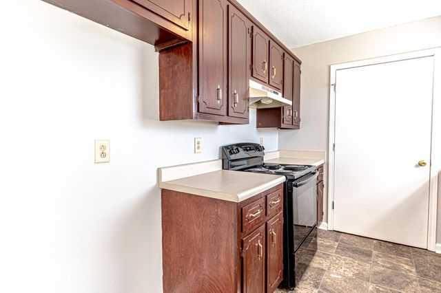 308 Alan Ct, Oak Grove, KY 42262