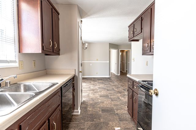 308 Alan Ct, Oak Grove, KY 42262