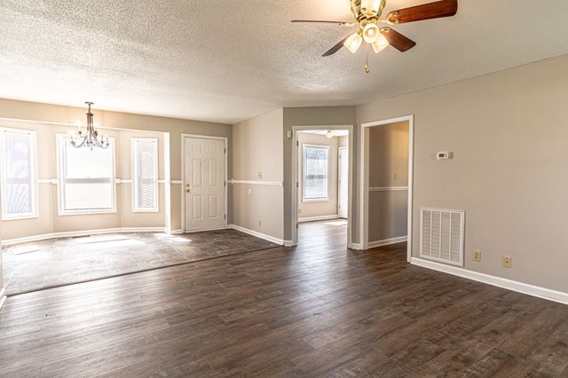 308 Alan Ct, Oak Grove, KY 42262