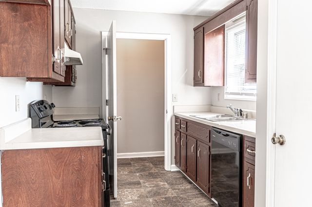 308 Alan Ct, Oak Grove, KY 42262