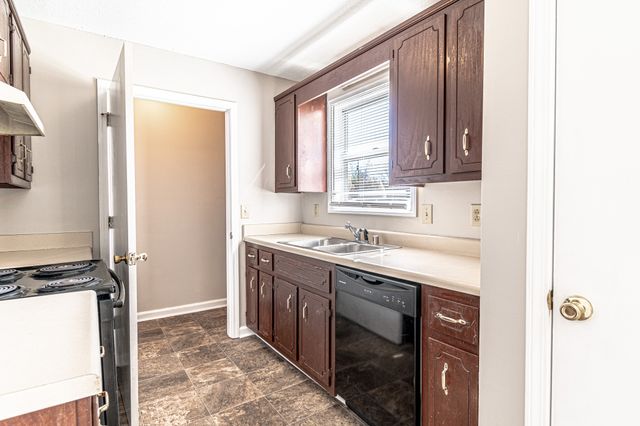 308 Alan Ct, Oak Grove, KY 42262