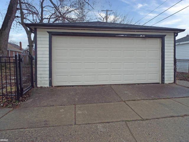 21102 Lancaster Street, Harper Woods, MI 48225