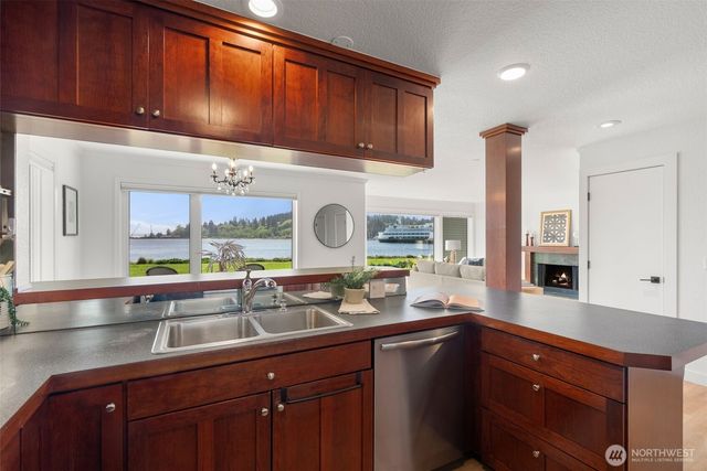 428 Harborview Drive SE, Bainbridge Island, WA 98110