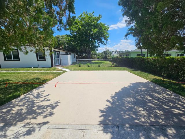 1605 W 10th, Riviera Beach, FL 33404