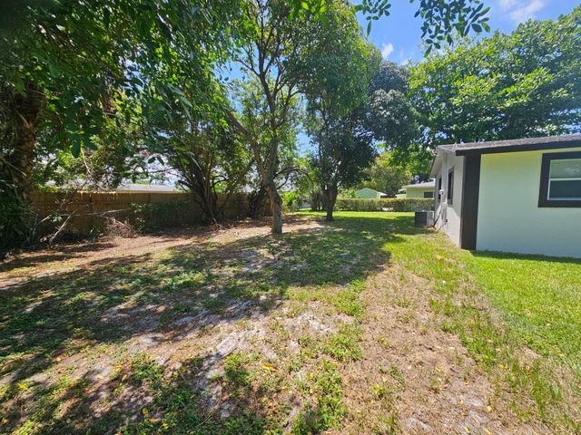 1605 W 10th, Riviera Beach, FL 33404
